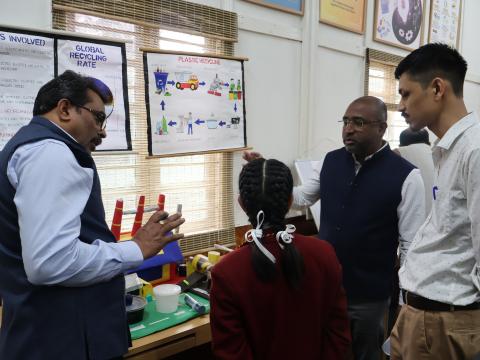 Interaction of judges with students during the exhibition