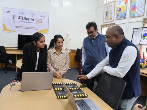 Interaction of judges with students during the exhibition